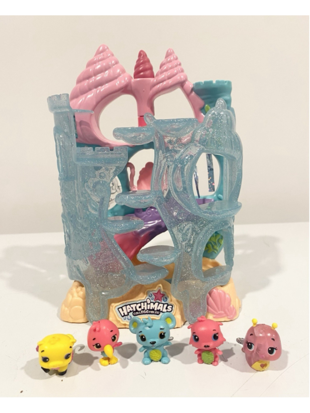 Hatchimals CollEGGtibles Coral Castle Fold Open Playset w/ 5 Figures Spin Master